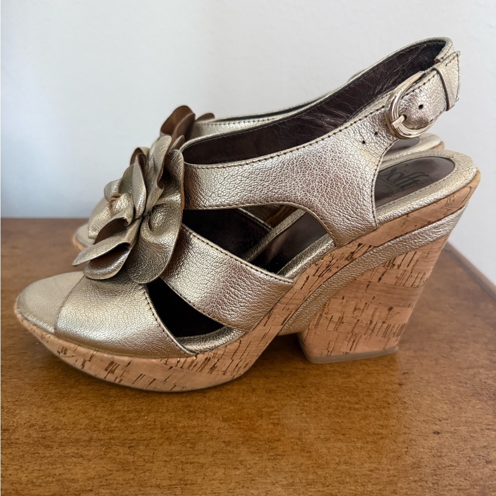 Sofft Metallic Gold Floral Slingback Cork Platform Sandals - Women's 9